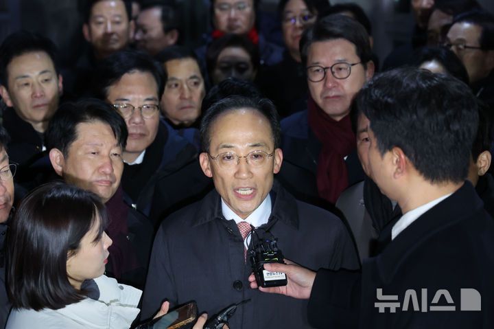 [의왕=뉴시스] 권창회 기자 = 국회의 12·3 비상계엄 해제 의결 방해 의혹을 받는 추경호 전 국민의힘 원내대표가 3일 오전 영장이 기각돼 경기 의왕시 서울구치소를 나서며 발언하고 있다. 2025.12.03. kch0523@newsis.com