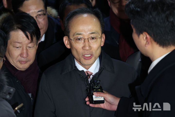 [의왕=뉴시스] 권창회 기자 = 국회의 12·3 비상계엄 해제 의결 방해 의혹을 받는 추경호 전 국민의힘 원내대표가 3일 오전 영장이 기각돼 경기 의왕시 서울구치소를 나서며 발언하고 있다. 2025.12.03. kch0523@newsis.com