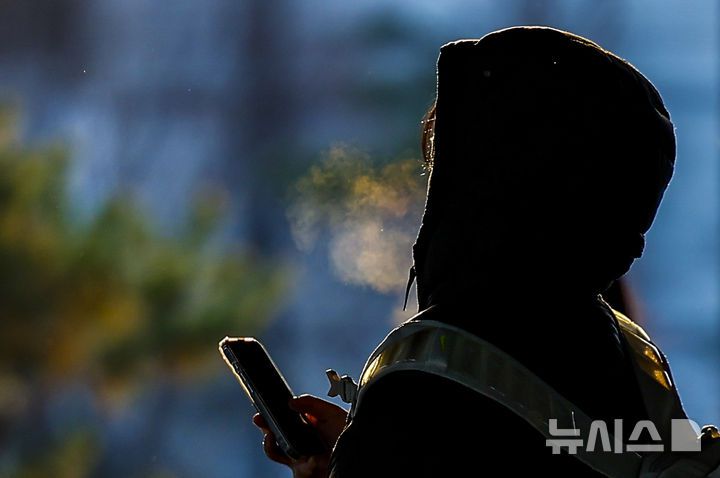 [서울=뉴시스] 정병혁 기자 = 영하권 날씨를 보인 3일 서울 중구 서울역에서 두꺼운 옷차림을 한 시민들이 입김을 내뿜으며 있다. 2025.12.03. jhope@newsis.com