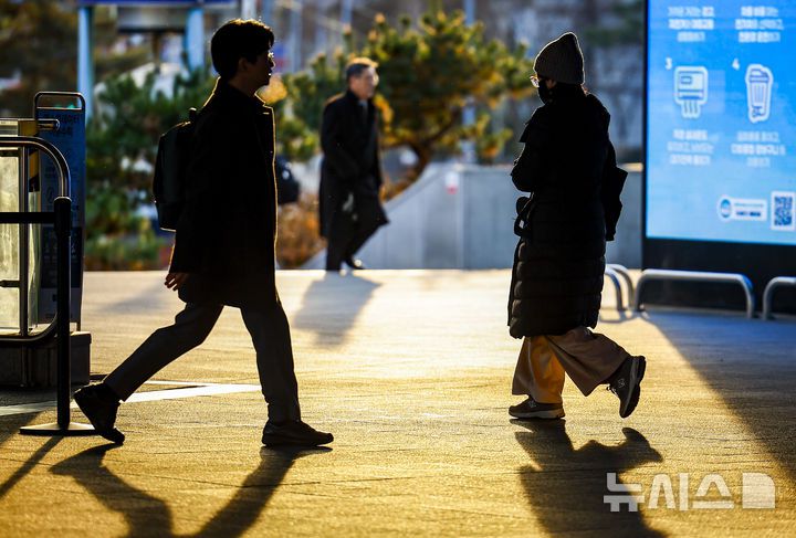 [서울=뉴시스] 정병혁 기자 = 영하권 날씨를 보인 3일 서울 중구 서울역에서 두꺼운 옷차림을 한 시민들이 입김을 내뿜으며 있다. 2025.12.03. jhope@newsis.com
