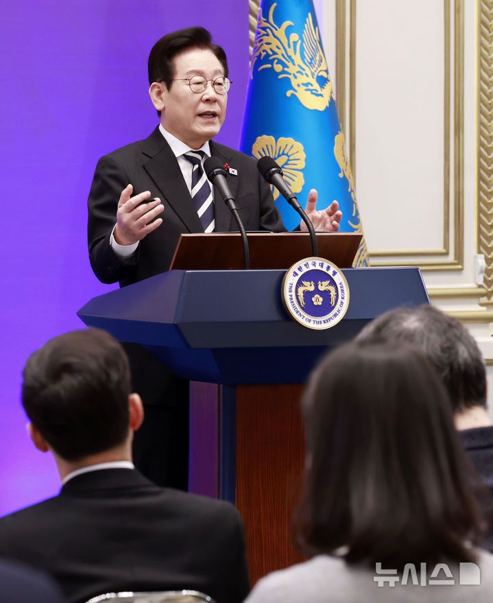 [서울=뉴시스] 최동준 기자 = 이재명 대통령이 3일 청와대 영빈관에서 열린 '새롭게 선 민주주의, 그 1년' 외신 기자회견에서 모두발언을 하고 있다. 2025.12.03. photocdj@newsis.com