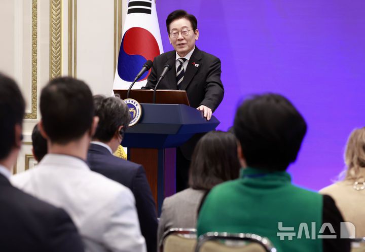 [서울=뉴시스] 최동준 기자 = 이재명 대통령이 3일 청와대 영빈관에서 열린  '새롭게 선 민주주의, 그 1년' 외신 기자회견에서 질문에 답변하고 있다. 2025.12.03. photocdj@newsis.com