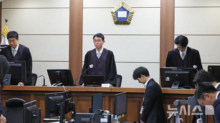 [서울=뉴시스] 사진공동취재단 = 우인성 부장판사가 3일 서울 서초구 서울중앙지방법원에서 열린 주가조작과 통일교 청탁 등의 혐의를 받는 김건희 씨의 결심공판에 참석하고 있다. 2025.12.03. photo@newsis.com