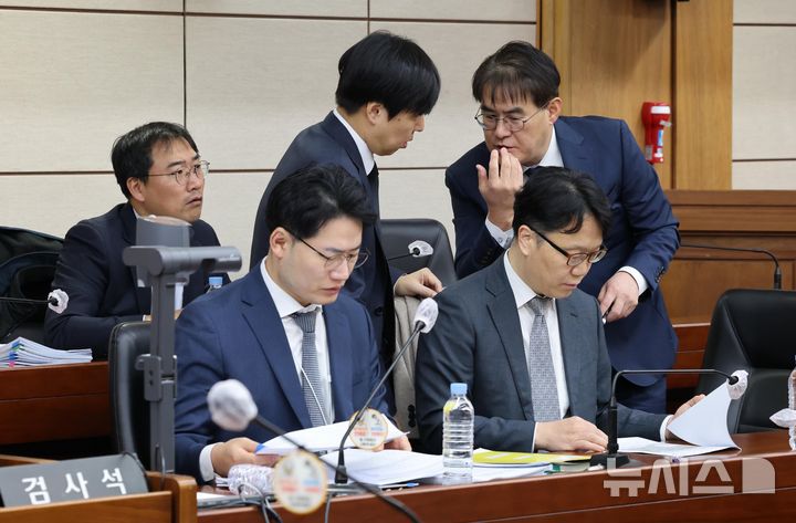 [서울=뉴시스] 사진공동취재단 = 김건희 여사의 각종 의혹을 수사하고 있는 민중기 특별검사팀 김형근 특별검사보가 3일 서울 서초구 서울중앙지방법원에서 열린 김 여사의 자본시장법 위반 혐의 결심 공판에 출석해 대화하고 있다. 2025.12.03. photo@newsis.com