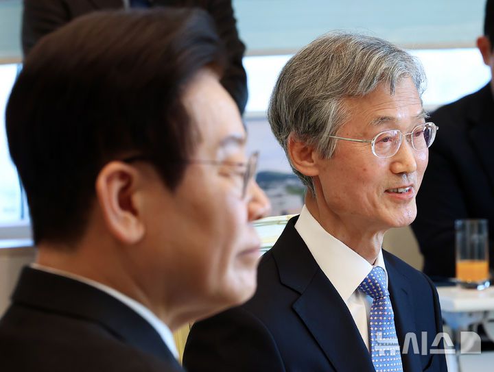 [서울=뉴시스] 고범준 기자 = 조희대 대법원장이 3일 서울 용산 대통령실 청사에서 열린 5부 요인 초청 오찬에서 발언하고 있다. (대통령실통신사진기자단) 2025.12.03. bjko@newsis.com