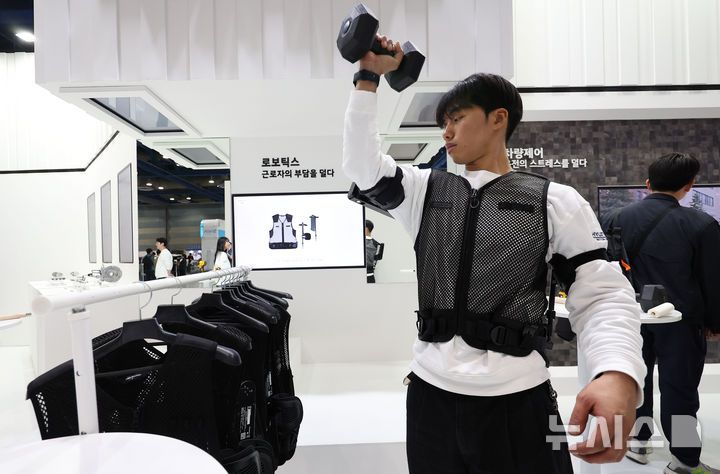 [서울=뉴시스] 김선웅 기자 = 3일 서울 강남구 코엑스에서 열린 2025 코리아 테크 페스티벌 현대차그룹 부스에서 관계자가 로보틱스랩의 산업용 웨어러블 로봇 '엑스블 숄더'를 시연하고 있다. 2025.12.03. mangusta@newsis.com