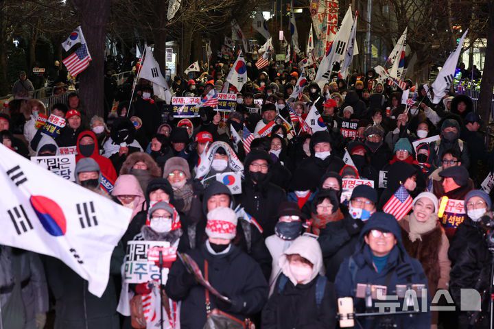 [서울=뉴시스] 황준선 기자 = 12·3 비상계엄 1년을 맞은 3일 밤 서울 여의도 국회 앞에서 보수단체 회원들이 윤석열 전 대통령의 비상계엄 선포 옹호 집회를 하고 있다. 2025.12.03. hwang@newsis.com