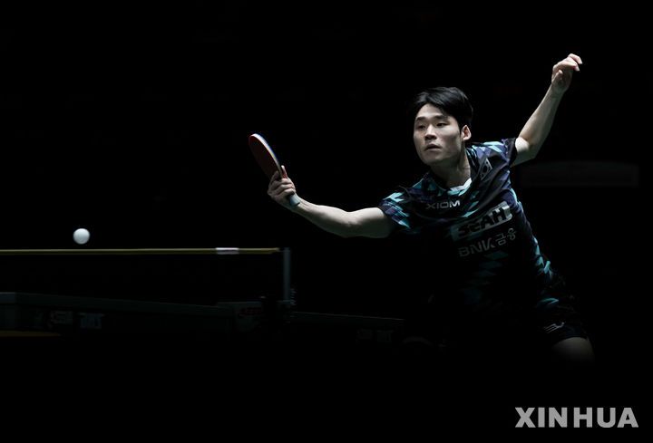 [청두=신화/뉴시스] 장우진이 3일(현지 시간) 중국 쓰촨성 청두에서 열린 2025 국제탁구연맹(ITTF) 혼성단체 월드컵 2스테이지(8강 리그) 1차전 3매치 남자 단식에서 프랑스의 알렉시스 르브렁과 경기하고 있다. 장우진은 1-2(3-11 10-12 11-9)로 패했으나 한국은 합산 점수 8-7로 프랑스에 가까스로 승리했다. 2025.12.02.