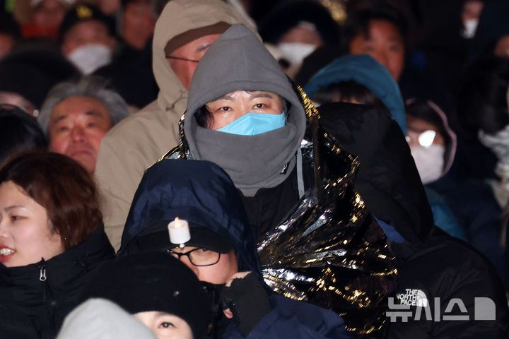 [서울=뉴시스] 김금보 기자 = 12·3 비상계엄 사태 1년을 맞은 3일 밤 서울 여의도 국회 앞에서 열린 12.3 내란외환 청산과 종식, 사회대개혁 시민대행진에서 은박지를 둘러 쓴 '키세스단'이 보이고 있다. 2025.12.03. kgb@newsis.com