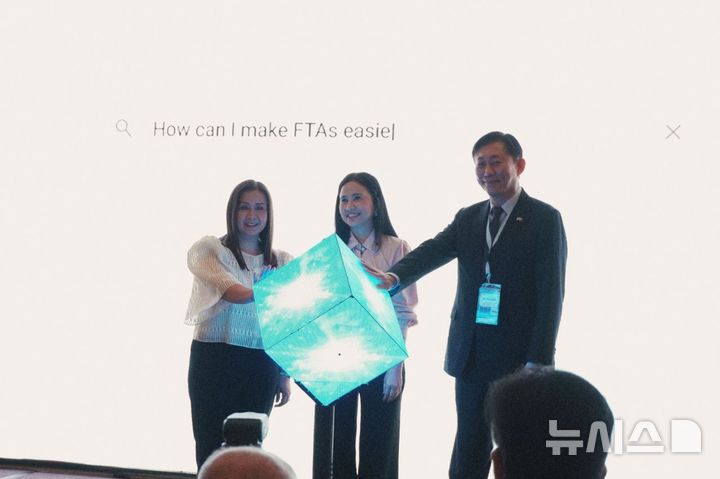 [세종=뉴시스]한국산업기술진흥원(KIAT)은 4일(현지시간) 필리핀 마닐라 EDSA 샹그릴라 호텔에서 열린 '2025 필리핀 국가 수출자 주간' 행사에서 마리아 크리스티나 로케 필리핀 통상산업부(DTI) 장관이 한국형 전자무역 시스템인 FTA 통합플랫폼을 국가 시스템으로 공식 선포했다고 전했다.(사진=키아트 제공)