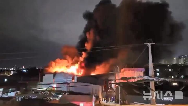 [제주=뉴시스] 오영재 기자 = 4일 오후 제주시 노형동 소재 자원순환시설에 화재가 발생했다. 소방당국은 이날 오후 관할 소방서 인력과 장비를 모두 동원하는 대응 1단계를 발령했다. 2025.12.04. oyj4343@newsis.com