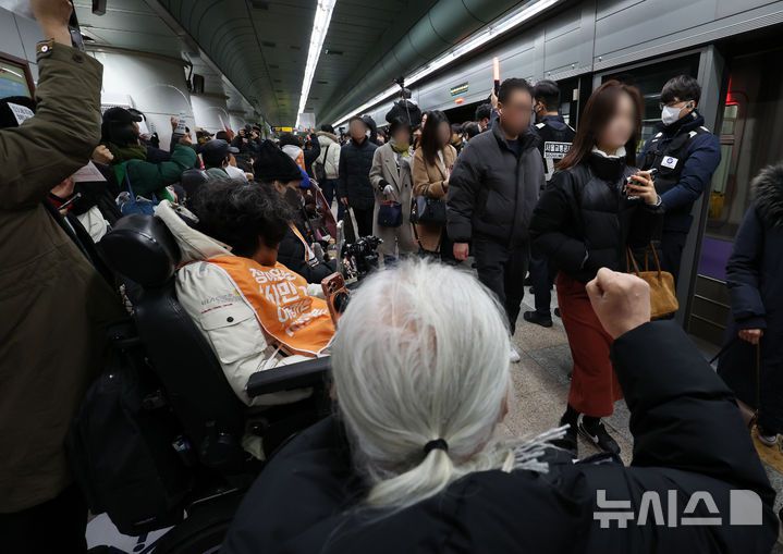[서울=뉴시스] 이영환 기자 = 4일 오전 서울 종로구 지하철5호선 광화문역에서  '제67차 출근길 지하철 탑니다’ 시위가 진행중인 가운데 출근길 시민들이 이동하고 있다. 2025.12.04. 20hwan@newsis.com
