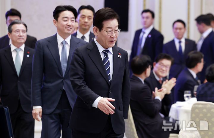 [서울=뉴시스] 최동준 기자 = 이재명 대통령이 4일 청와대 영빈관에서 열린 산업 역군 초청 오찬 행사에 입장하고 있다.이번 행사는 무역의 날을 맞아 조선, 자동차, 섬유, 전자, 기계, 방산, 해운 등에서 대한민국 경제발전에 헌신해 온 산업 역군들을 재조명하고 그들의 노고에 대한 감사를 전하기 위해 마련됐다. 2025.12.04. photocdj@newsis.com