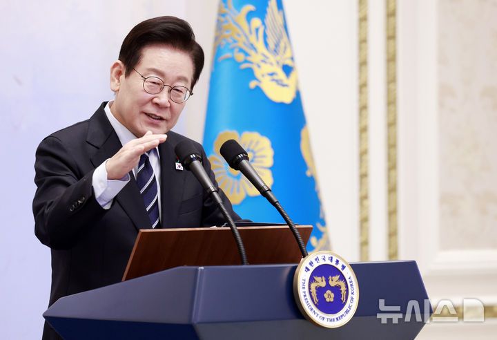 [서울=뉴시스] 최동준 기자 = 이재명 대통령이 4일 청와대 영빈관에서 열린 산업 역군 초청 오찬 행사에서 발언하고 있다.이번 행사는 무역의 날을 맞아 조선, 자동차, 섬유, 전자, 기계, 방산, 해운 등에서 대한민국 경제발전에 헌신해 온 산업 역군들을 재조명하고 그들의 노고에 대한 감사를 전하기 위해 마련됐다. 2025.12.04. photocdj@newsis.com