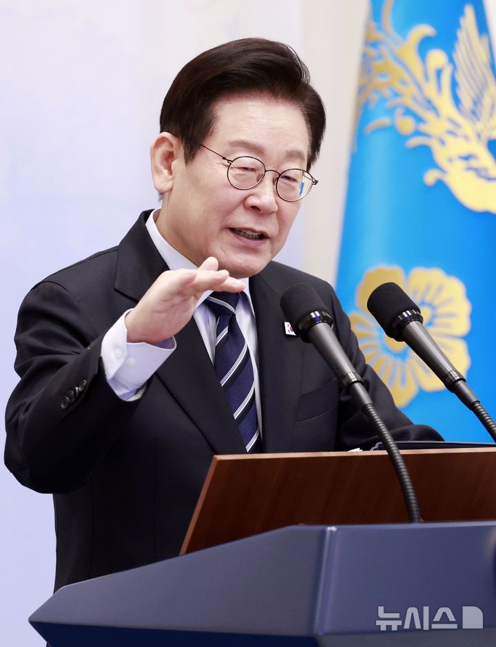 [서울=뉴시스] 최동준 기자 = 이재명 대통령이 4일 청와대 영빈관에서 열린 산업 역군 초청 오찬 행사에서 발언하고 있다.이번 행사는 무역의 날을 맞아 조선, 자동차, 섬유, 전자, 기계, 방산, 해운 등에서 대한민국 경제발전에 헌신해 온 산업 역군들을 재조명하고 그들의 노고에 대한 감사를 전하기 위해 마련됐다. 2025.12.04. photocdj@newsis.com