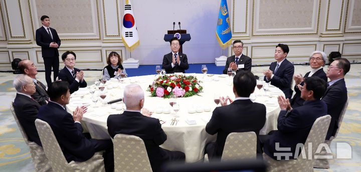 [서울=뉴시스] 최동준 기자 = 이재명 대통령이 4일 청와대 영빈관에서 열린 산업 역군 초청 오찬 행사에서 참석자들과 박수치고 있다.이번 행사는 무역의 날을 맞아 조선, 자동차, 섬유, 전자, 기계, 방산, 해운 등에서 대한민국 경제발전에 헌신해 온 산업 역군들을 재조명하고 그들의 노고에 대한 감사를 전하기 위해 마련됐다. 2025.12.04. photocdj@newsis.com