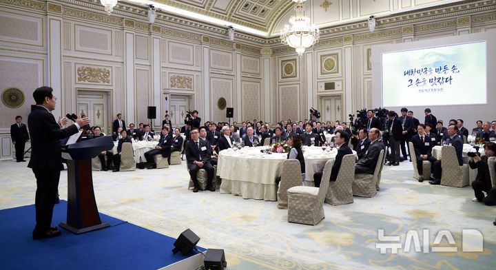 [서울=뉴시스] 최동준 기자 = 이재명 대통령이 4일 청와대 영빈관에서 열린 산업 역군 초청 오찬 행사에서 발언하고 있다.이번 행사는 무역의 날을 맞아 조선, 자동차, 섬유, 전자, 기계, 방산, 해운 등에서 대한민국 경제발전에 헌신해 온 산업 역군들을 재조명하고 그들의 노고에 대한 감사를 전하기 위해 마련됐다. 2025.12.04. photocdj@newsis.com