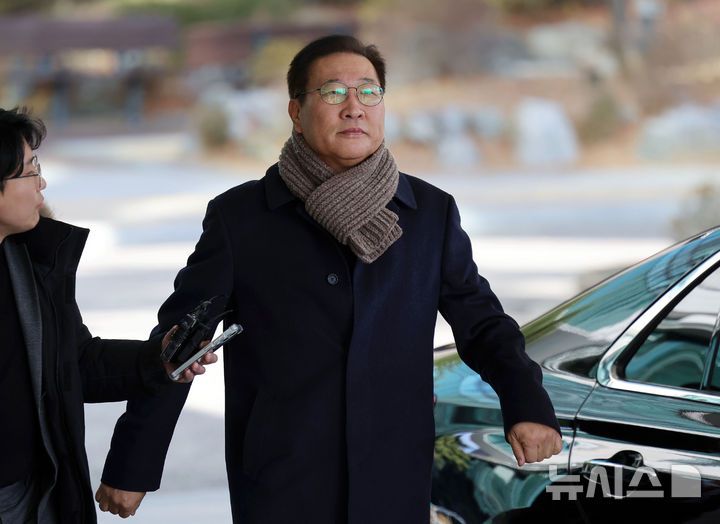 [서울=뉴시스] 홍효식 기자 = 박성재 전 법무부 장관이 4일 오후 서울 서초구 서울고등검찰청에 마련된 내란·외환 의혹을 수사하는 특별검사팀 사무실에 3차 조사를 받기 위해 출석하고 있다. 2025.12.04. yesphoto@newsis.com