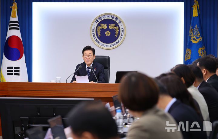 [서울=뉴시스] 고범준 기자 = 이재명 대통령이 4일 서울 용산 대통령실 청사에서 열린 수석보좌관회의에서 발언하고 있다. (대통령실통신사진기자단) 2025.12.04. bjko@newsis.com