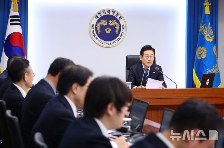 [서울=뉴시스] 고범준 기자 = 이재명 대통령이 4일 서울 용산 대통령실 청사에서 열린 수석보좌관회의에서 발언하고 있다. (대통령실통신사진기자단) 2025.12.04. bjko@newsis.com