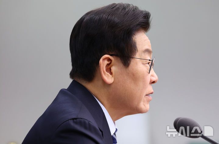 [서울=뉴시스] 고범준 기자 = 이재명 대통령이 4일 서울 용산 대통령실 청사에서 열린 수석보좌관회의에서 발언하고 있다. (대통령실통신사진기자단) 2025.12.04. bjko@newsis.com