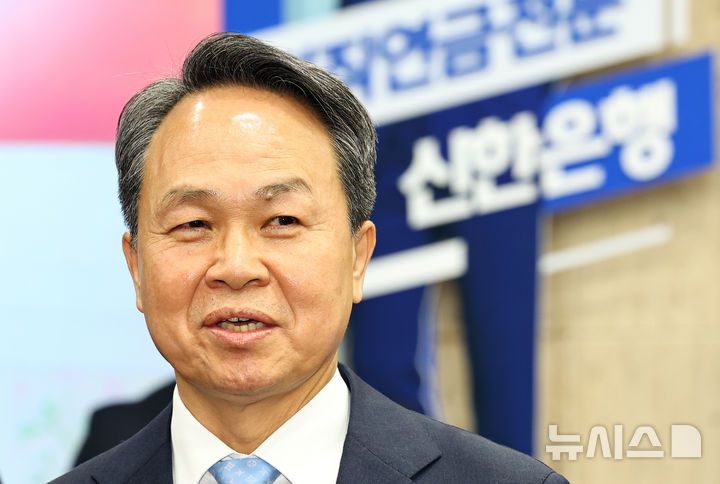 [서울=뉴시스] 최진석 기자 = 신한금융지주 차기 회장 후보로 최종 선출된 진옥동 신한금융그룹 회장이 4일 서울 중구 신한금융지주회사 사옥을 나서며 기자들의 질문에 답하고 있다. 이날 신한금융지주 회장후보추천위원회(회추위)는 진 회장을 차기 회장 후보를 선출했다고 밝혔다. 2025.12.04. myjs@newsis.com
