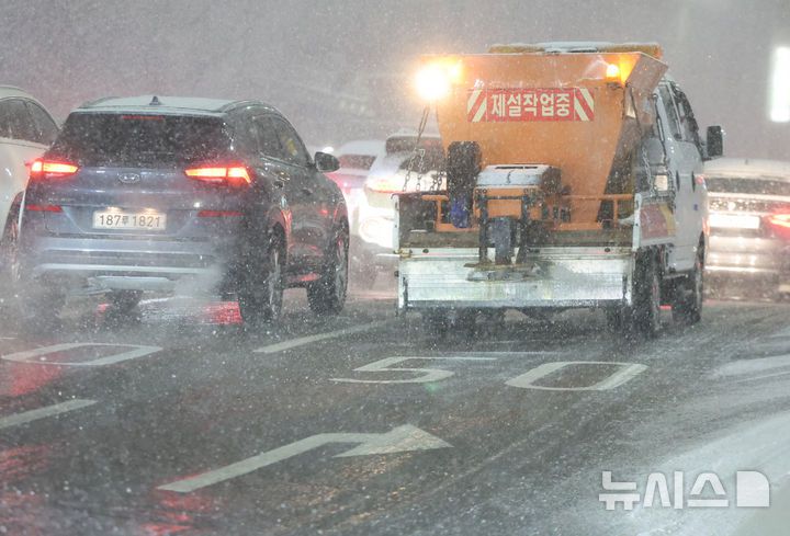 [서울=뉴시스] 황준선 기자 = 서울·인천·경기·강원 대설주의보가 발효된 4일 오후 서울 중구 거리에서 제설작업 차량이 이동하고 있다. 2025.12.04. hwang@newsis.com