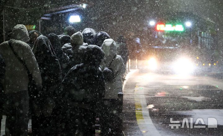 [서울=뉴시스] 최진석 기자 = 서울·인천·경기·강원 대설주의보 발효된 지난 4일 서울 남산을 찾은 관광객들과 시민들이 버스를 기다리고 있다. 2025.12.04. myjs@newsis.com