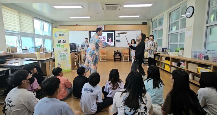 [진도=뉴시스]남도국악원 '찾아가는 교실음악회. (사진=국립남도국악원 제공) 2025.12.05. photo@newsis.com  *재판매 및 DB 금지