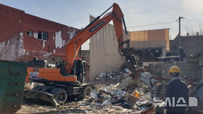 [파주=뉴시스] 경기 파주시 성매매집결지 내 불법 건축물에 대한 행정대집행이 실시되고 있다.(사진=파주시 제공)photo@newsis.com