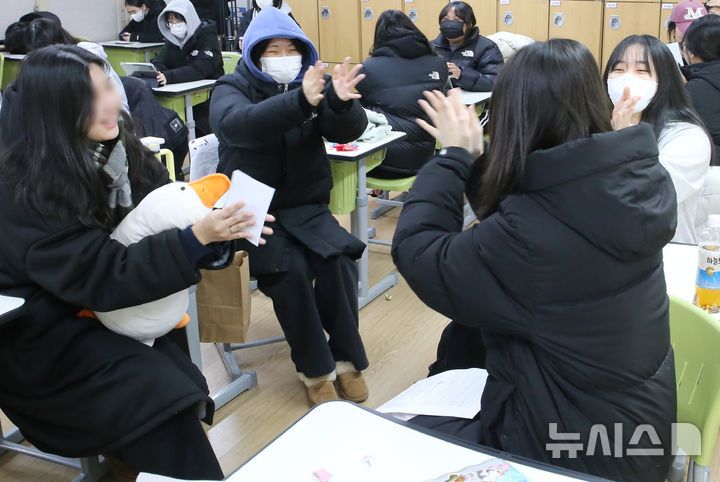 [청주=뉴시스] 서주영 기자 = 5일 충북 청주시 일신여자고등학교에서 학생들이 친구의 수능 성적을 듣고 축하해주고 있다. 2025.12.05. juyeong@newsis.com