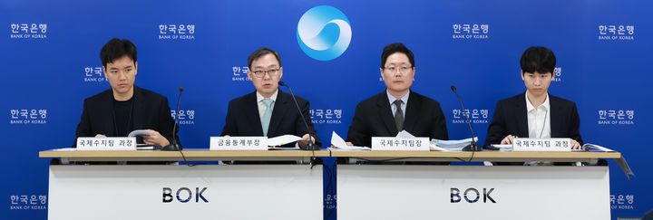 5일 오전 서울 중구 한국은행에서 열린 2025년 11월 국제수지(잠정) 기자설명회사진 왼쪽부터 김태호 국제수지팀 과장, 송재창 금융통계부장, 박성곤 국제수지팀장, 김준영 국제수지팀 과장(사진제공=한국은행) *재판매 및 DB 금지