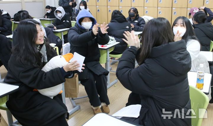 [청주=뉴시스] 서주영 기자 = 5일 충북 청주시 일신여자고등학교에서 학생들이 친구의 수능 성적을 듣고 축하해주고 있다. 2025.12.05. juyeong@newsis.com *재판매 및 DB 금지