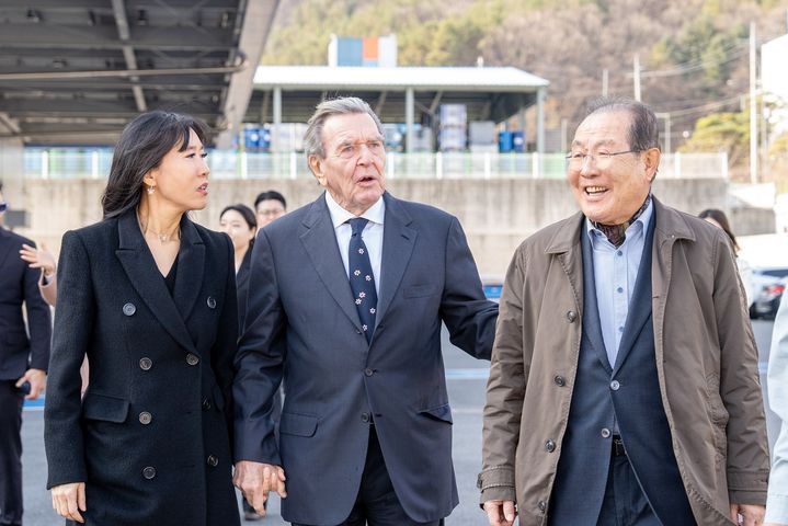 [서울=뉴시스] 윤동한(오른쪽) 한국콜마 회장이 슈뢰더 전 독일 총리(가운데)와 김소연 슈뢰더-김 재단 이사장과 함께 세종공장을 둘러보고 있다. (사진=콜마그룹 제공)  *재판매 및 DB 금지