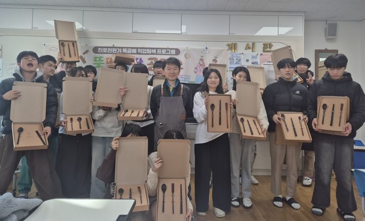 [산청=뉴시스] 신안청소년문화의집 직업탐색 프로그램 뚝딱뚝딱 공작소  (사진=산청군 제공) 2025. 12. 05. photo@newsis.com *재판매 및 DB 금지