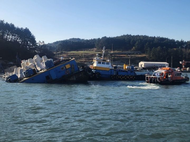 [완도=뉴시스] 5일 오전 8시11분께 전남 완도군 청산도 도청항 인근에서 414t 바지선 A호가 침수 중이다. (사진 = 완도해경 제공) 2025.12.05 photo@newsis.com *재판매 및 DB 금지