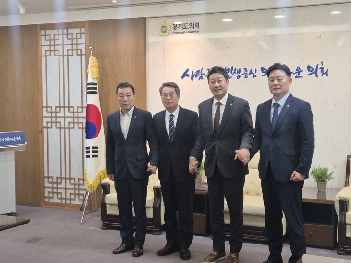[수원=뉴시스] 이병희 기자 = 김동연 경기도지사와 경기도의회 김진경 의장, 최종현 더불어민주당 대표의원, 이용호 국민의힘 총괄수석부대표가 5일 오전 11시께 도의회 의장실에서 기념사진을 찍고 있다.2025.12.05. iambh@newsis.com  *재판매 및 DB 금지