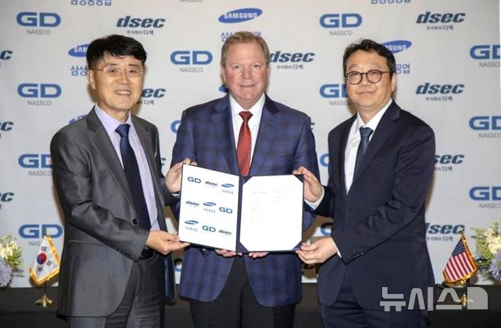 [포항=뉴시스] 송종욱기자 = 디섹-삼성중공업-미국 나스코가 미국 조선 설계·제조 자동화와 기술 협력을 위한 합의 각서(MOA)를 맺었다. 사진은 합의 각서를 체결한 후 윤석용(왼쪽부터) 디섹 대표이사, 데이브 카버 나스코 사장, 강주년 삼성중공업 미주사업팀장이 기념 촬영하는 모습. (사진=디섹 제공) 2025.12.05. photo@newsis.com