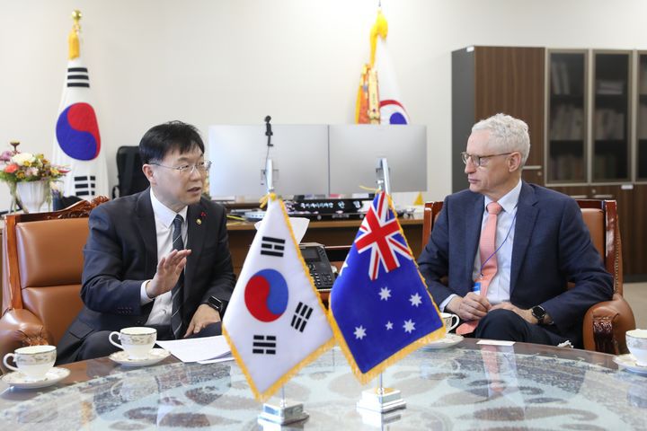 [세종=뉴시스] 국가데이터처는 지난 4일부터 이틀간 대전에서 호주 통계청과 통계협력 양자회의를 열었다고 5일 밝혔다. 사진은 안형준 데이터처장(왼쪽)이 데이비드 그루엔 호주 통계청장과 면담하고 있는 모습. (사진=데이터처 제공) 2025.12.05. photo@newsis.com *재판매 및 DB 금지