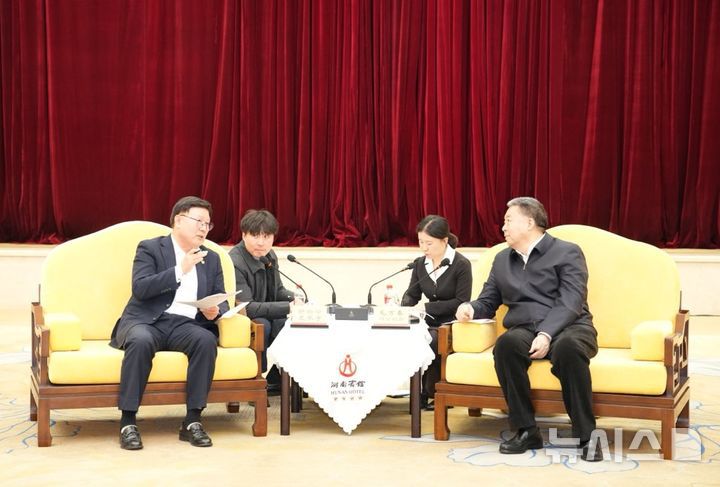 [전주=뉴시스] 문승우 전북특별자치도의회 의장(왼쪽)과 후난성 정협 모만춘(毛万春) 주석이 만나 양 지역이 우호협력과 교류 확대를 추진키로 하는 논의를 하고 있다. (사진= 전북자치도의회 제공) *재판매 및 DB 금지