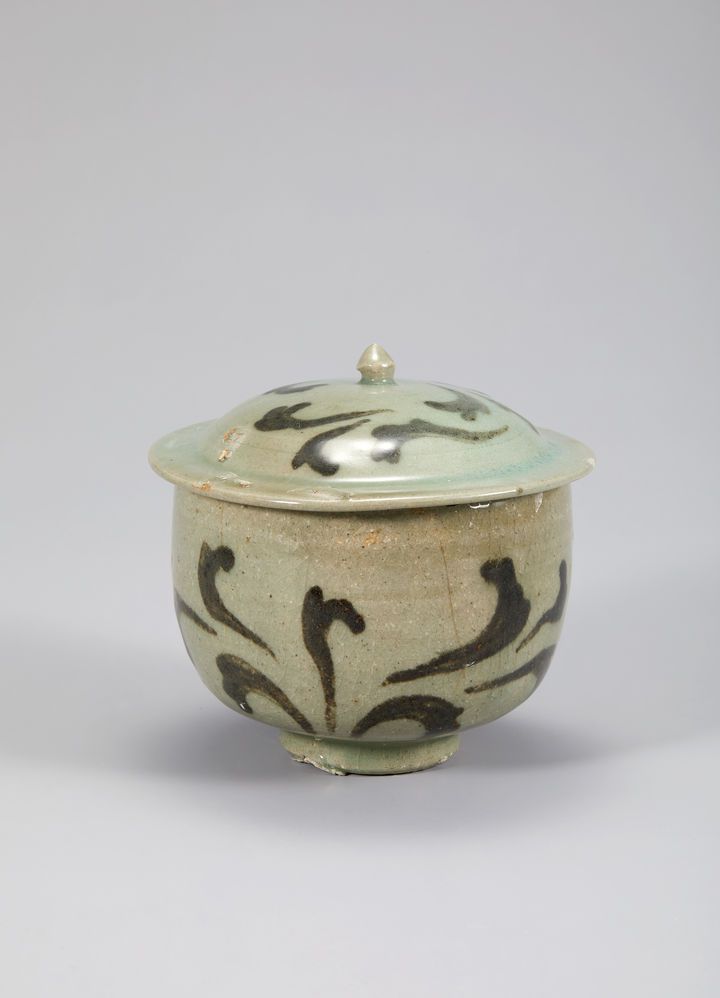 [서울=뉴시스] 태안선 출수, 청자 뚜껑 있는 풀무늬 잔(사진=국가유산청 제공) 2025.12.05. photo@newsis.com *재판매 및 DB 금지