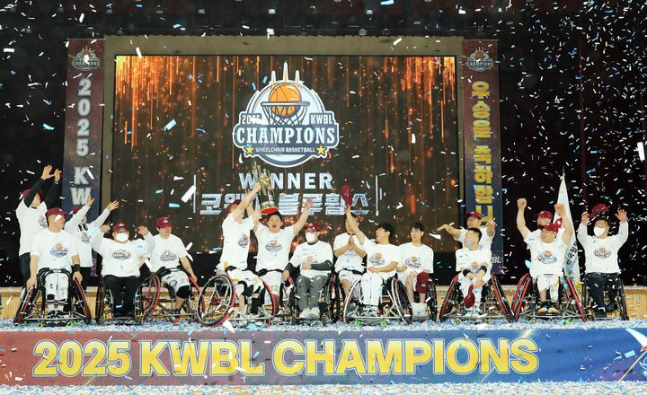 [서울=뉴시스]코웨이 블루휠스, 2025 KWBL 휠체어농구리그 통합 우승.(사진=코웨이 제공) 2025.12.05. photo@newsis.com *재판매 및 DB 금지