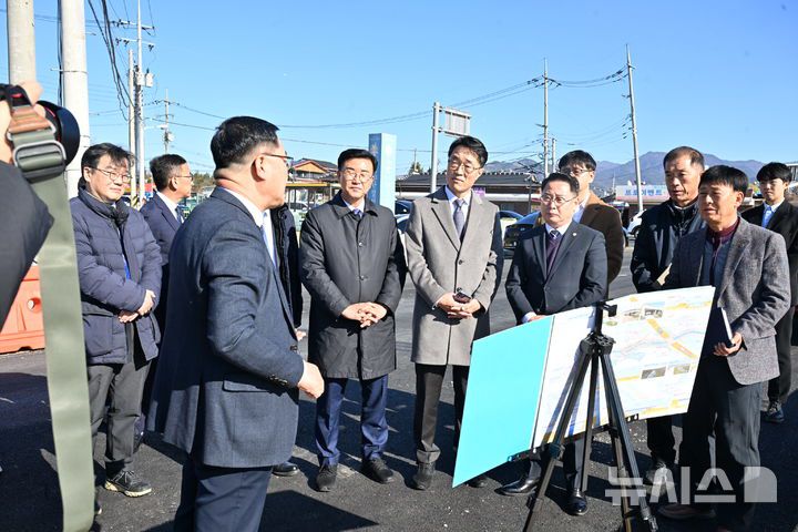 [완주=뉴시스] 5일 완주군 봉동읍 완주로 건전마을에서 완주군의회와 국민권익위원회, 전주국토관리사무소 등 관계자가 참석한 가운데 교통문제 해결을 위한 설명을 하고 있다. (사진= 완주군의회 제공) 2025.12.05 *재판매 및 DB 금지