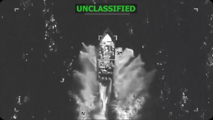 [서울=뉴시스]미군 남부사령부는 4일(현지 시간) 소셜미디어 엑스(X·구 트위터)에 "'서던 스피어(미주 역내 마약 소탕 작전)' 합동 태스크포스(TF)는 4일 피트 헤그세스 국방장관 지시에 따라 국제 수역에서 '지정 테러조직'이 운용하는 선박에 치명적 타격을 가했다"고 발표했다. (사진=남부사령부 X 캡처) 2025.12.05.