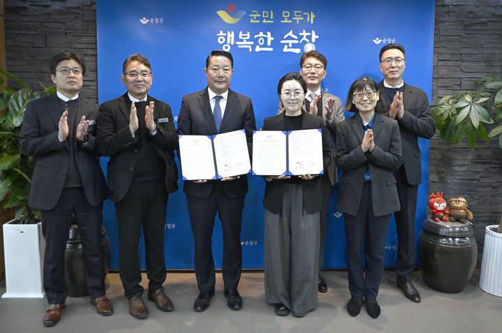 [순창=뉴시스] 5일 순창군청에서 열린 순창군과 대상의 '지역상생발전 및 지역소멸 대응을 위한 업무협약식'. 최영일 순창군수(왼쪽 세번째)와 대상 김경숙 상무(왼쪽 네번째) 등 관계자들이 기념사진을 찍고 있다. (사진=순창군 제공) 2025.12.05. photo@newsis.com   *재판매 및 DB 금지