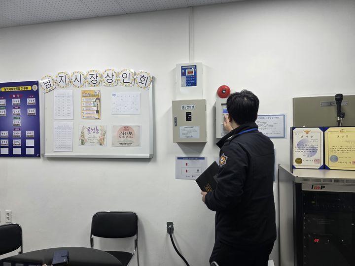 [창녕=뉴시스] 관내 6개 전통시장을 대상으로 화재 안전전수 점검을 하고 있다. (사진= 창녕군 제공) 2025.12.05. photo@newsis.com *재판매 및 DB 금지