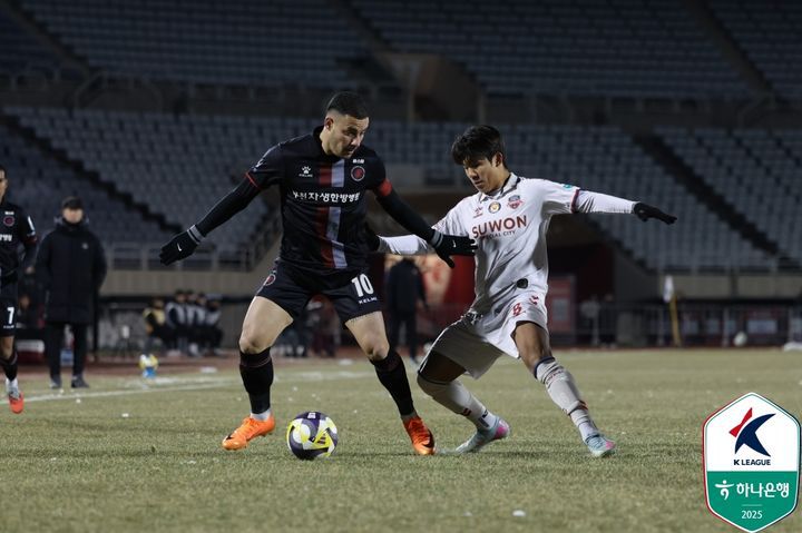 [서울=뉴시스] 프로축구 K리그2 부천FC1995 바사니(왼쪽), K리그1 수원FC 노경호. (사진=한국프로축구연맹 제공)