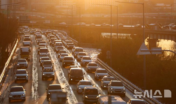 [서울=뉴시스] 김선웅 기자 = 5일 서울 강변북로에서 전날 내린 눈과 낮아진 기온으로 발생한 빙판으로 인해 차량이 서행하고 있다. 2025.12.05. mangusta@newsis.com