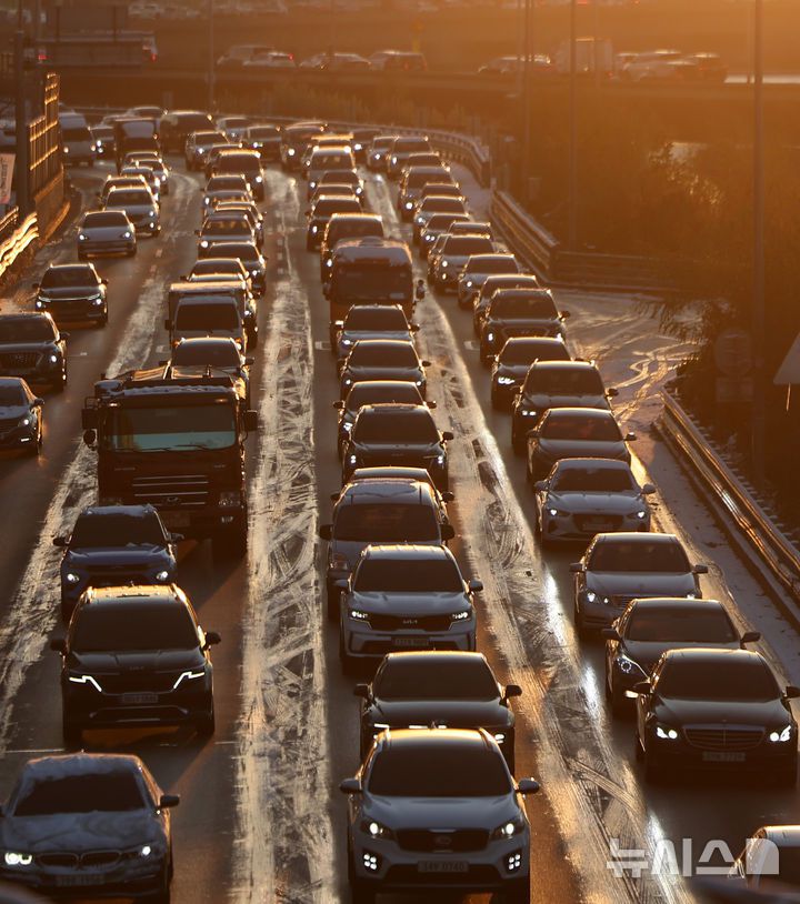 [서울=뉴시스] 김선웅 기자 = 5일 서울 강변북로에서 전날 내린 눈과 낮아진 기온으로 발생한 빙판으로 인해 차량이 서행하고 있다. 2025.12.05. mangusta@newsis.com