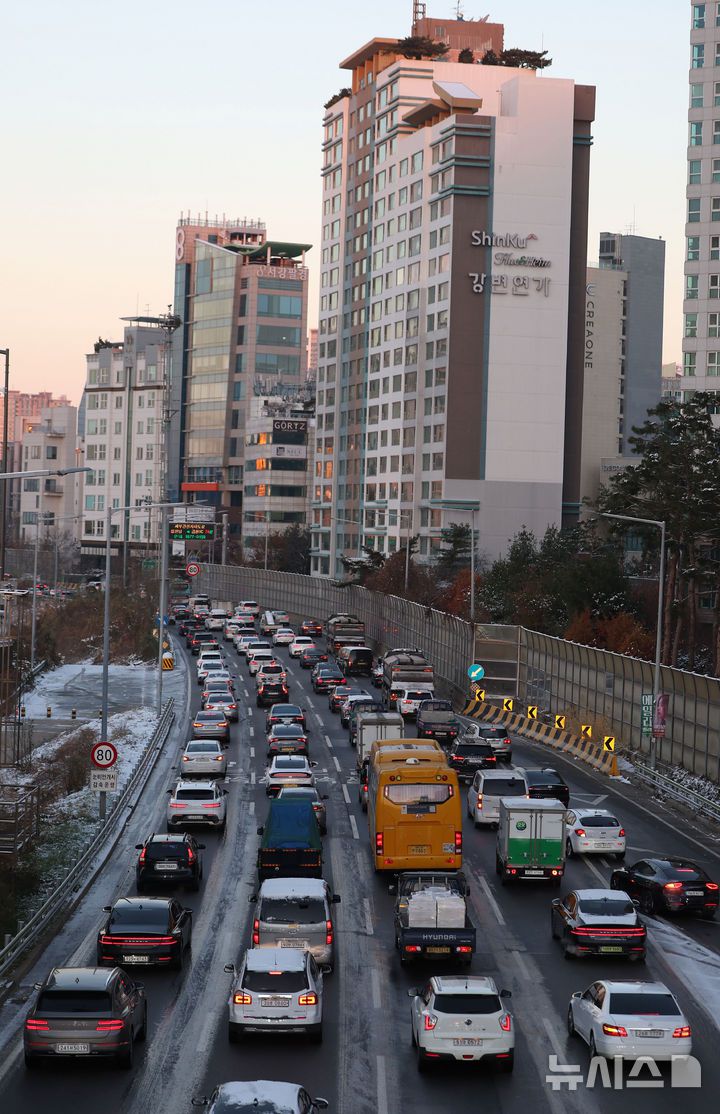 [서울=뉴시스] 김선웅 기자 = 5일 서울 강변북로에서 전날 내린 눈과 낮아진 기온으로 발생한 빙판으로 인해 차량이 서행하고 있다. 2025.12.05. mangusta@newsis.com
